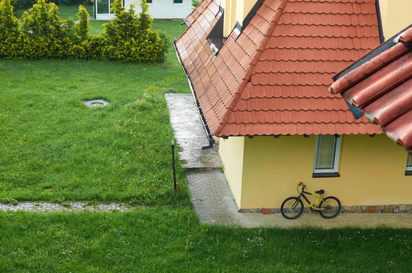 Bicicleta em um quintal — Fotografia de Stock