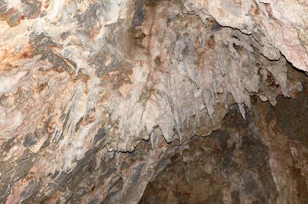 Stalactites en una cueva — Foto de Stock