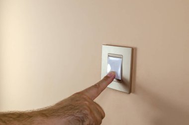 Işığı açmak ya da kapatmak için bir düğmeye bas