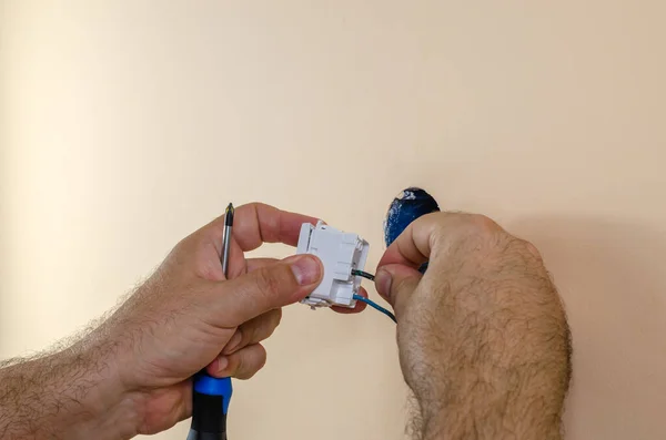 Мужские Руки Прикрепляют Электрические Провода Модульному Выключателю — стоковое фото
