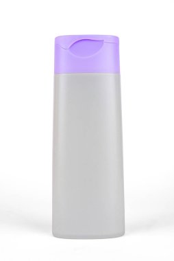 Açık gri plastik şişe ile mor renk kapağı beyaz arka planda izole
