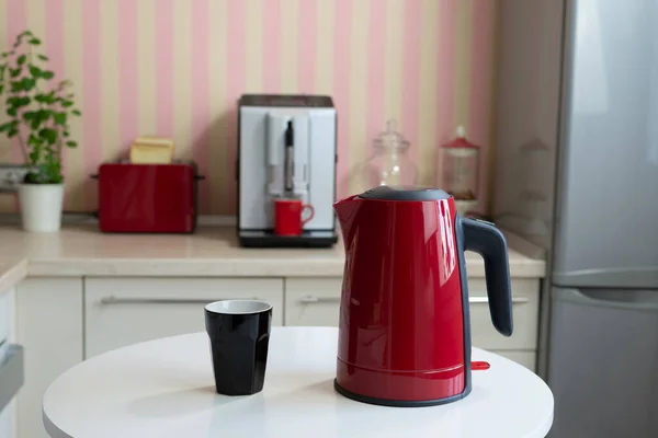 Bollitore Rosso Una Tazza Nera Tavolo Cucina Foto Stock