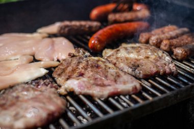 Bahçe barbeküsü - ızgara biftek, sosis, kebap ve tavuk eti - yakın çekim