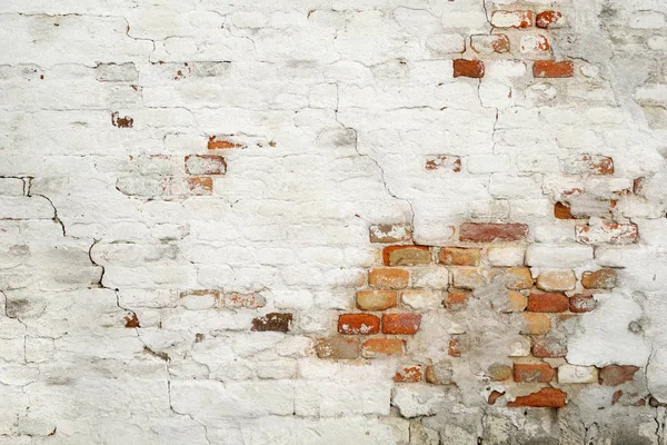 レンガの壁が粉々 に砕けた石膏で白塗装 — ストック写真