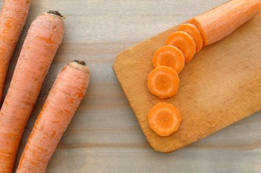 bir kesme tahtası üzerinde çiğ havuç daireler. Üç çiğ havuç. yukarıdan görüntülemek