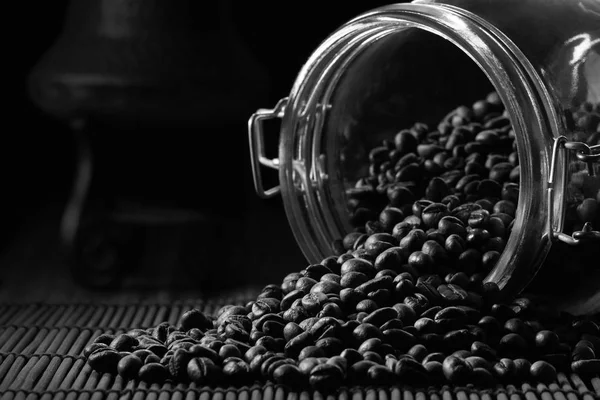 コーヒー豆は ガラスの瓶からこぼれた 暗い静物画 黒と白のイメージ  — 無料ストックフォト