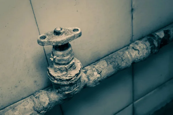 Wasserhahn Einem Sehr Alten Rostigen Rohr Getöntes Image — Stockfoto