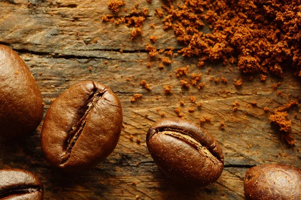コーヒー豆と素朴な基板の挽いたコーヒー トップ ビュー  — 無料ストックフォト