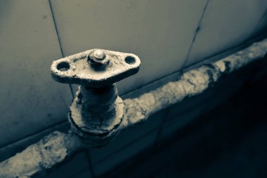 Bir çok eski paslı boru musluk suyu. Tonlu görüntü