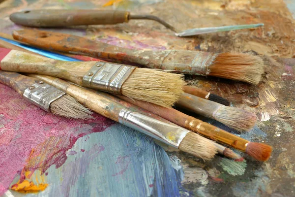 eski Sanat fırçalar paleti boya ile