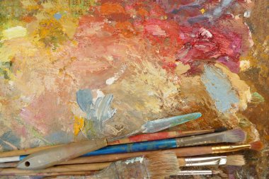 eski Sanat fırçalar paleti boya ile. Üstten Görünüm. kopya alanı