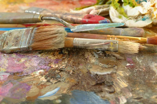 Pinceaux Art Anciens Sur Une Palette Peintures — Photo gratuite