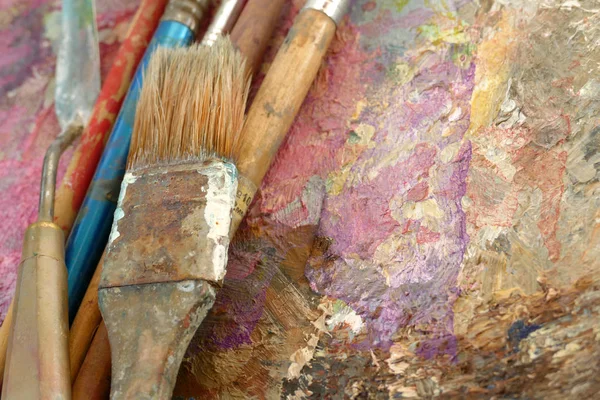 Παλιά Τέχνη Βούρτσες Μια Παλέτα Χρώματα Top View Χώρο Αντίγραφο — Φωτογραφία Αρχείου