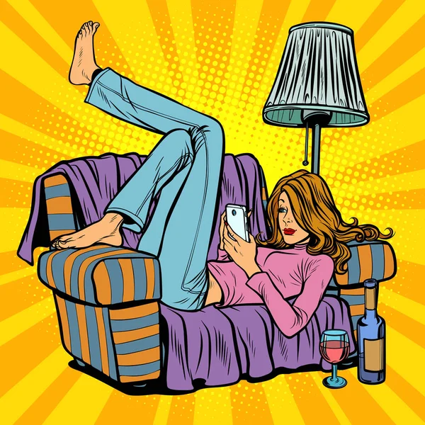 Kobieta, leżąc na kanapie i czytanie smartphone — Wektor stockowy