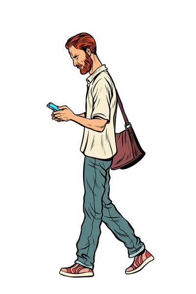 Hombre barbudo peatonal mira un teléfono móvil — Vector de stock