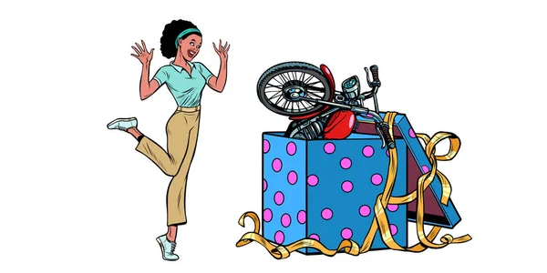 オートバイの休日ギフト ボックス。白い背景の上のアフリカの女性の面白い反応を分離します。 — ストックベクタ