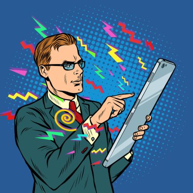 Internet 'ten bilgi. büyük ekran ile işadamı ve akıllı telefon