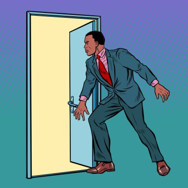 Afrikalı adam kapıyı açıyor