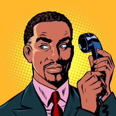 ciddi afrikalı adam retro bir telefonda konuşurken