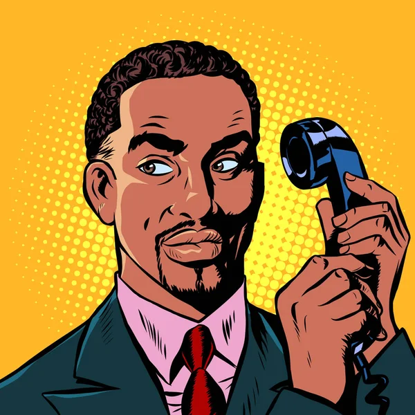 Sério homem africano falando em um telefone retro — Vetor de Stock