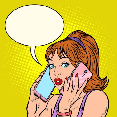 Aynı anda iki telefonla konuşan ciddi bir kadın
