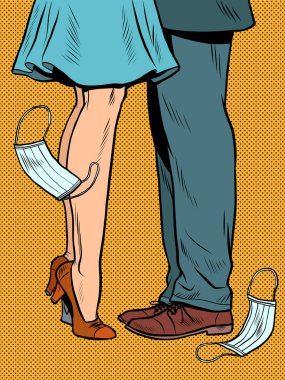 Karantinanın sonu, salgına karşı zafer. Tıbbi maskeli bir çift öpüşmesi.