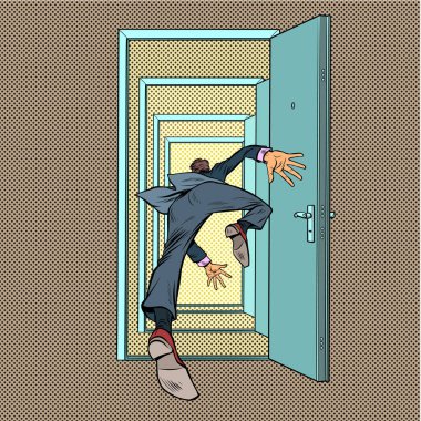 Erkek bir işadamı kapıdan girer.