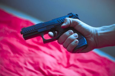 Silah dayamış bir el mans