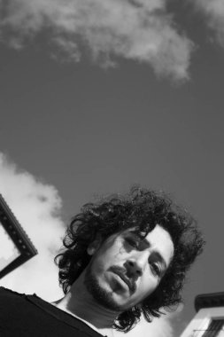 Kentsel arka plan üzerinde sakallı adam portresi