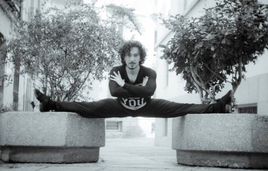 Erkek dansçı bale poz. Sokak arka plan