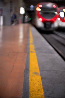 Boş Tren İstasyonu odaklanmamış tren, yalnız çevre ile