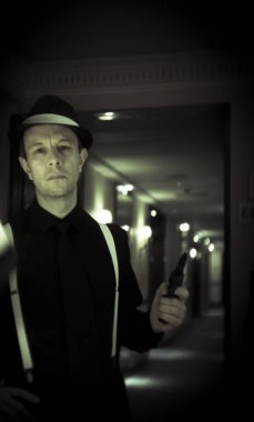 Ganster uyarı ve tehlike durumu silahla. Şapka ile kılık.