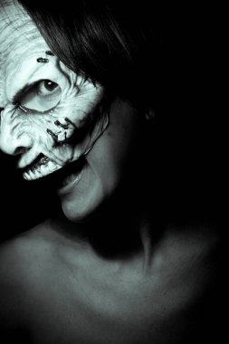 Cadılar Bayramı partisinde bir zombi kadın portresi