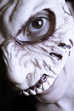 Cadılar Bayramı partisinde bir zombi kadın portresi