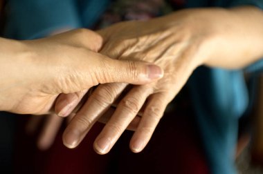 Yaşlı kadın masaj yapıyor alzheimer ile elleri