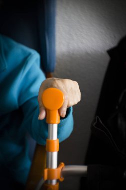 Kadının yürüme üzerinde oturan yaşlı kadının el