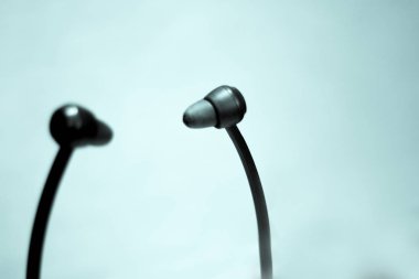 Kablosuz kulaklık. Çevirmen ile iş toplantıları için kullanın. Hiçbir insan