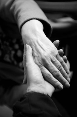 Yaşlı kadın masaj yapıyor alzheimer ile elleri