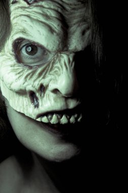 Cadılar Bayramı partisinde bir zombi kadın portresi