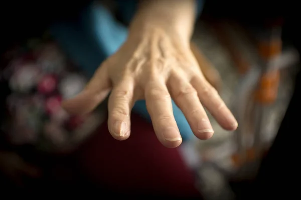 Mãos Mulher Idosa Com Alzheimer Fazendo Massagem — Fotografia de Stock