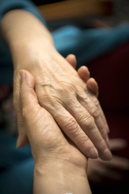 Yaşlı kadın masaj yapıyor alzheimer ile elleri