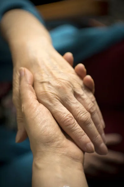 Χέρια Της Ηλικιωμένης Γυναίκας Alzheimer Που Κάνει Μασάζ — Φωτογραφία Αρχείου
