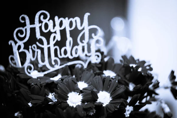 Blumengesteck Mit Happy Birthday Schild — Stockfoto