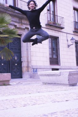 Erkek dansçı atlama havada gerçekleştirme. Kentsel arka plan