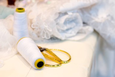 Terzi iş parçacığı ve makas. Hiçbir insan