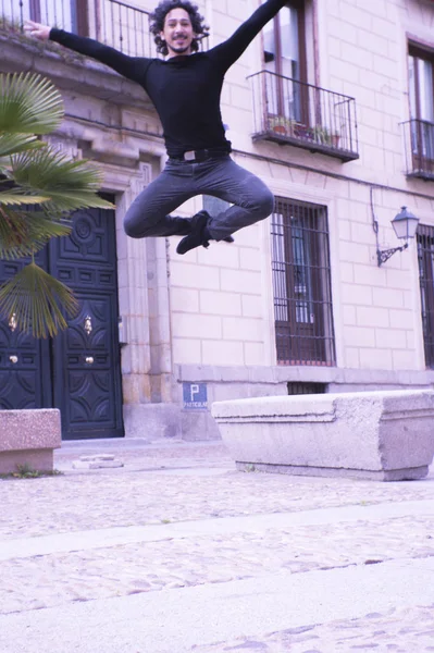 Erkek dansçı atlama havada gerçekleştirme. Kentsel arka plan