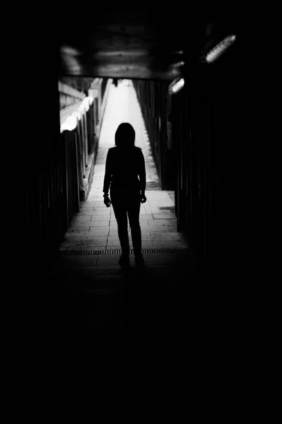 Mujer Sola Triste Túnel Escena Misterio Desolación — Foto de Stock