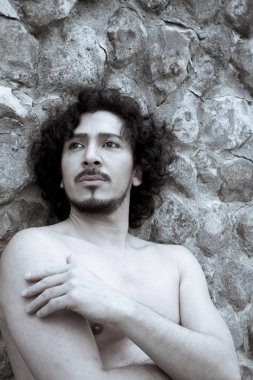 Sakal ve çıplak gövde olan adam portresi. Hiçbir gülümseme.