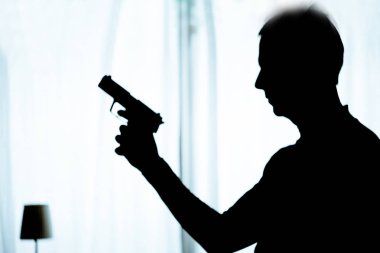 Uyarı bir pozisyonda adam elinde bir tabanca ile
