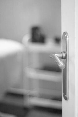 Kozmetik sedye ve yüz ve makyaj temizleme aksesuarları ile dolap